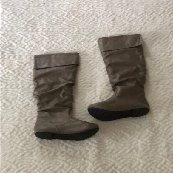 Tan tall boots - Picture 2 of 7